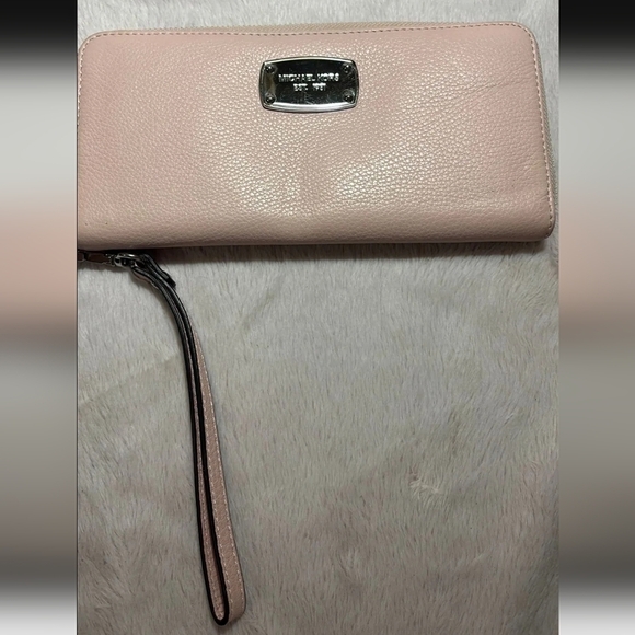 Michael Kors Pink Clutch Wristlet with Metallic Logo 13x4x1 Preloved - Picture 1 of 12
